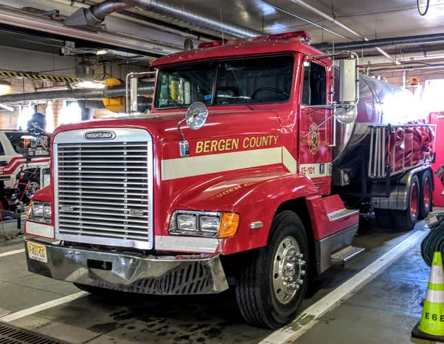 A side by side of a C124 Mercedes-Benz E-Class coupe and a Freightliner FLD 120 firetruck showing the same turn indicators